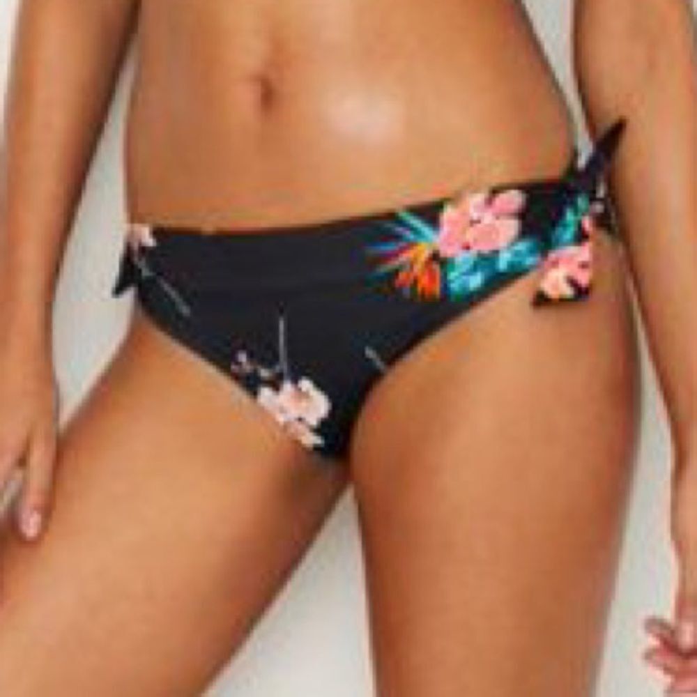 ✨ Lepel Tropical Plunge Bikini Buttoms✨